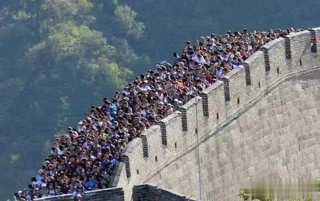 万里长城永不倒，千里黄河水滔滔。江山秀丽叠彩峰林，问我国家哪像染病[灵光一闪]今