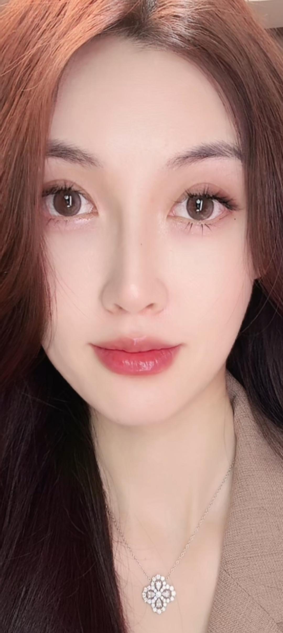 这姑娘眼睛真大，好漂亮！