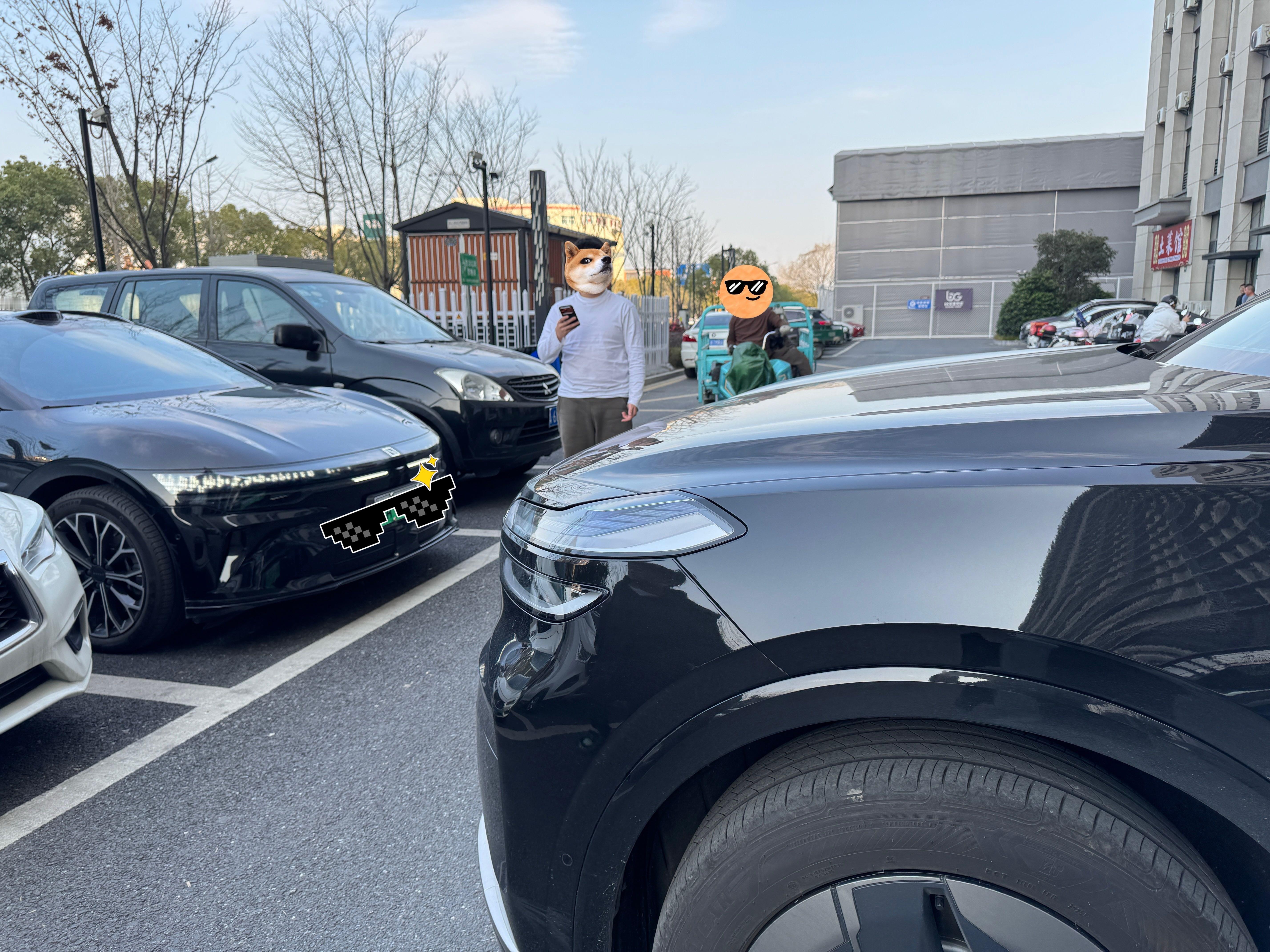 从狭窄车位一个车搬东西去另一个车，自动泊入泊出功能太好用了蔚来乐道l90极氪00