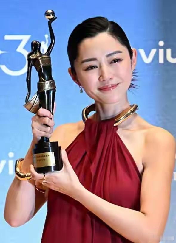 卫诗雅百花奖最佳女主卫诗雅整整熬了18年终于拿到了百花奖杯：真正的破地狱，是接纳