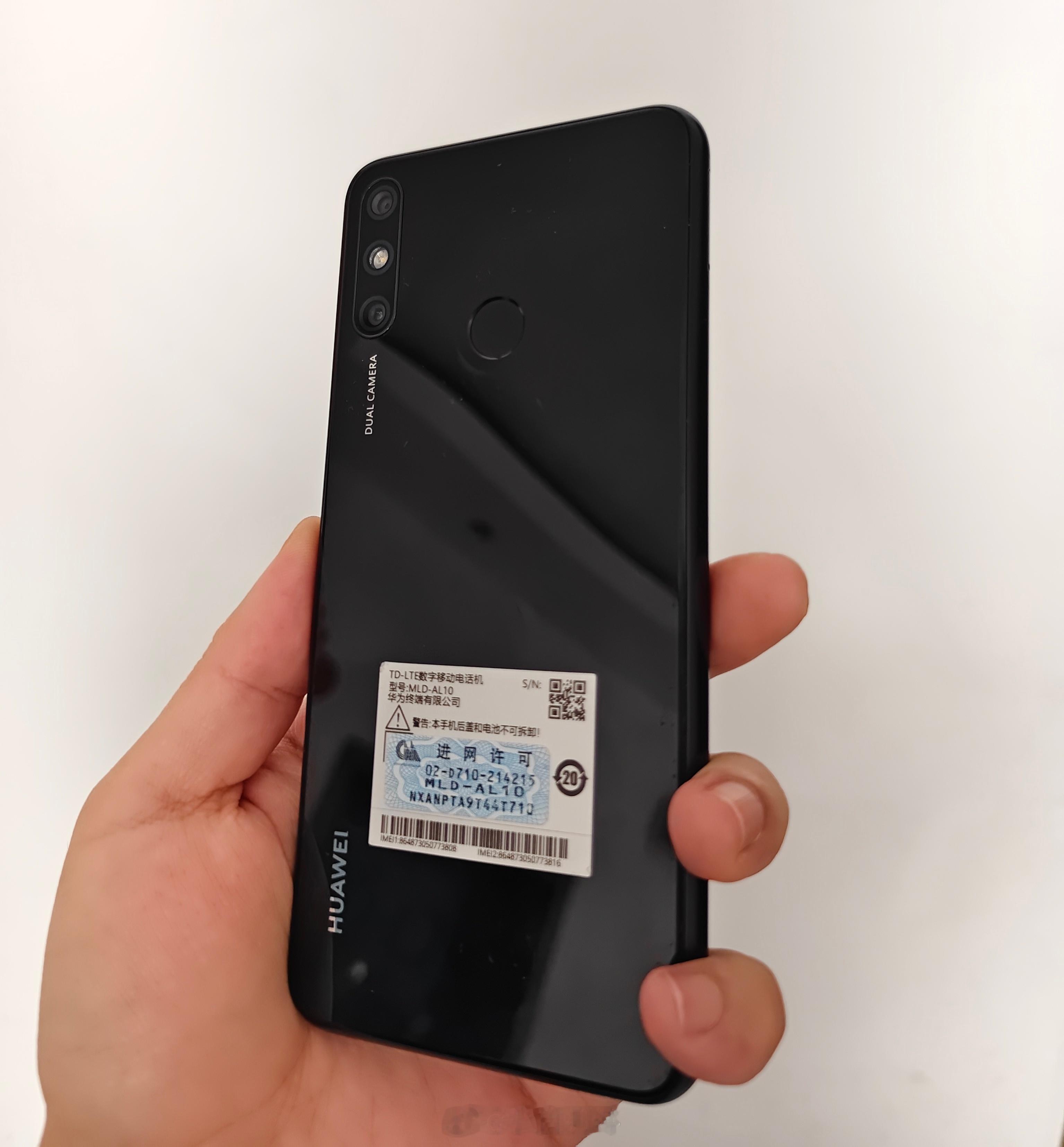 年前小伙伴给家里长辈换了手机，有人能认出之前用的是哪款吗？ 