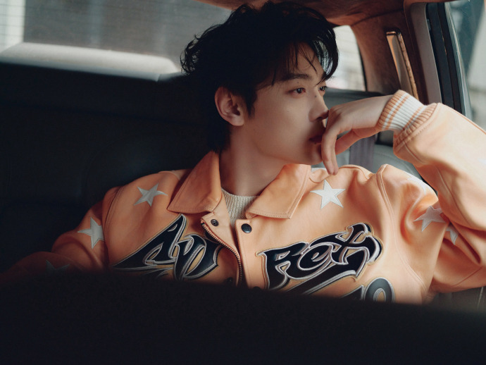 田栩宁昨天的出发图 田栩宁黄昏穿过街头车影 田栩宁黄昏穿过街头车影，田栩宁昨天的