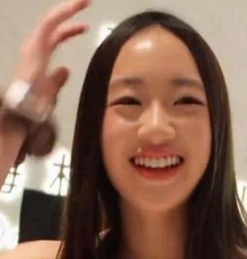 首次独立参加大型公开活动，7月24日吴尊15岁的女儿NeiNei（吴欣怡）独自出