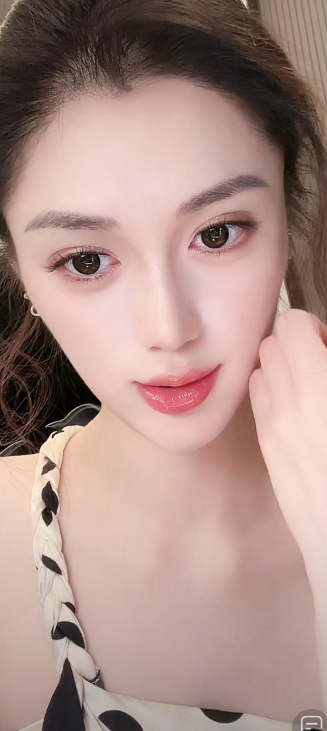 这个女孩妆容精致，气质优雅。