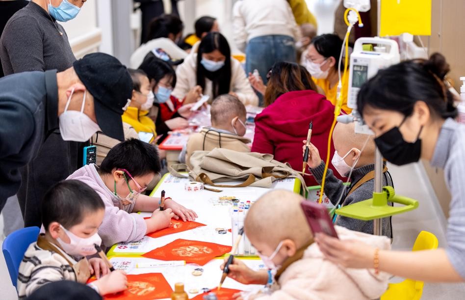 在病房学校迎新年：一笔一画写春联，每扇门贴上“平安福”