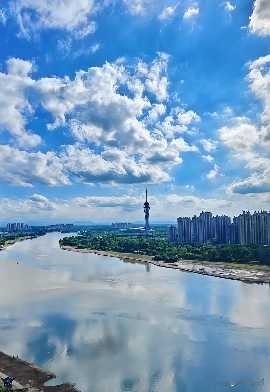 这个角度不错吧，在朋友家阳台拍的，大河蓝天，云朵映在水面，看着心里特别舒坦。