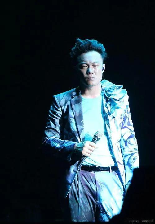陈奕迅日本演唱会“空投炸弹”画面引争议

2025年5月3日，陈奕迅横滨演唱会中