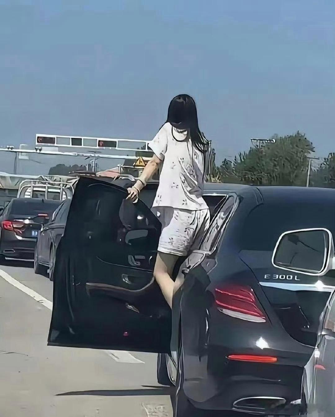 高速上堵车看到的，这姑娘这不怕危险啊！ 