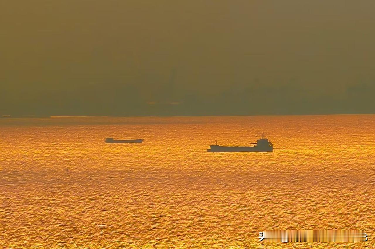 夕阳下的城市，宛如一幅流动的画卷。