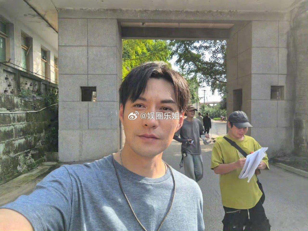 人好看穿什么都好看，给块破布都能穿出独特风格[哈哈]物欲低，并非指苦行或吝啬，而