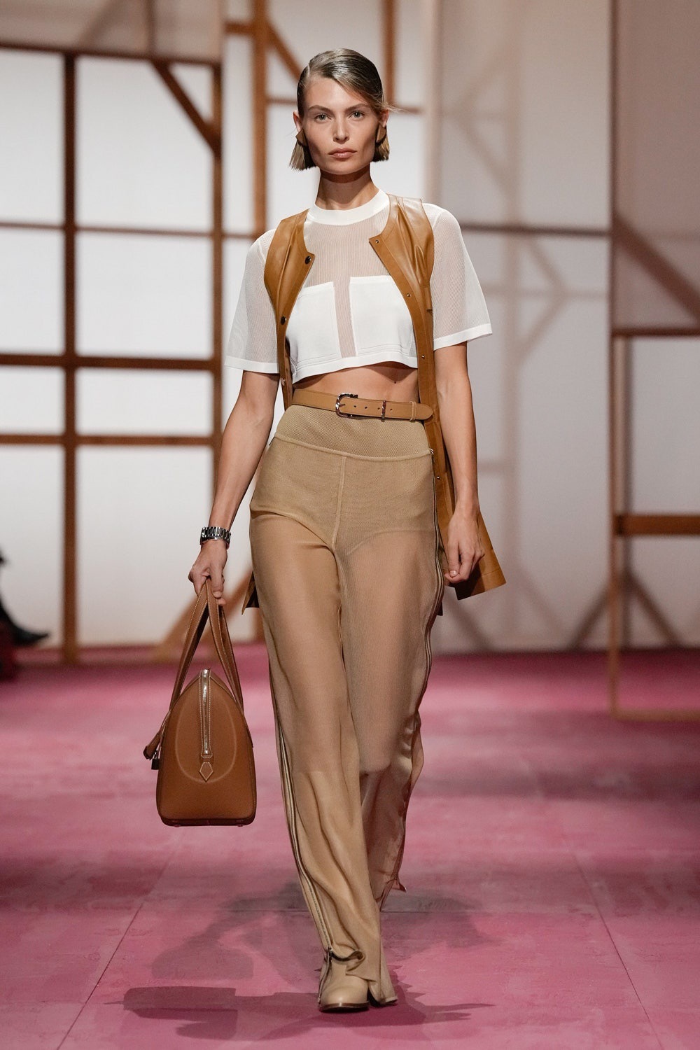 秀场分享：HERMES  SS25 爱马仕2025春夏女装秀#时尚头排客##巴黎