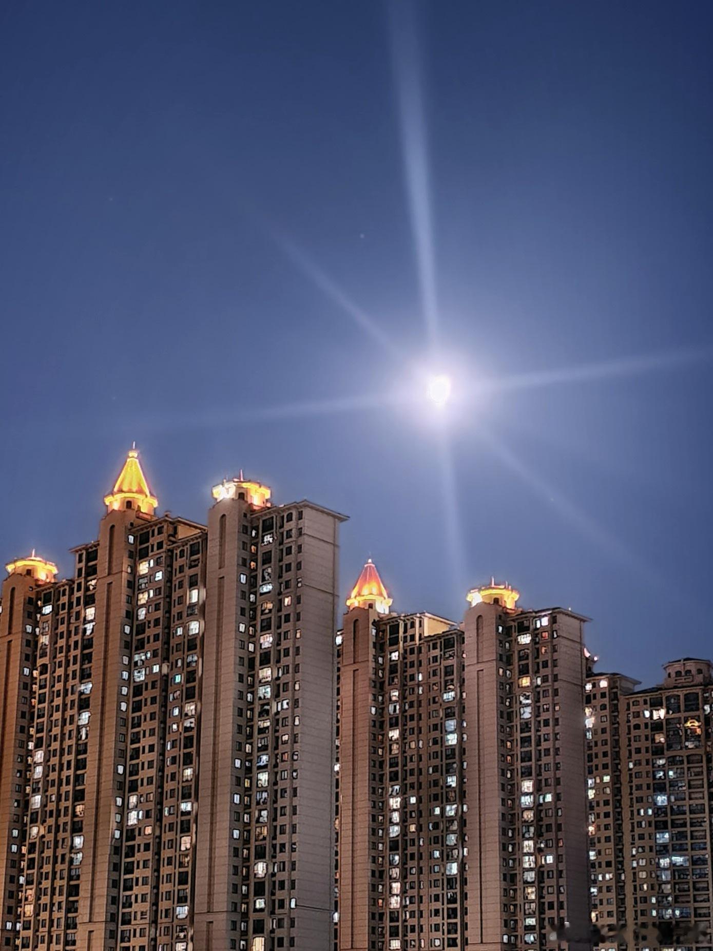 高楼接住了城市的烟火，月亮映照着我的烦忧 