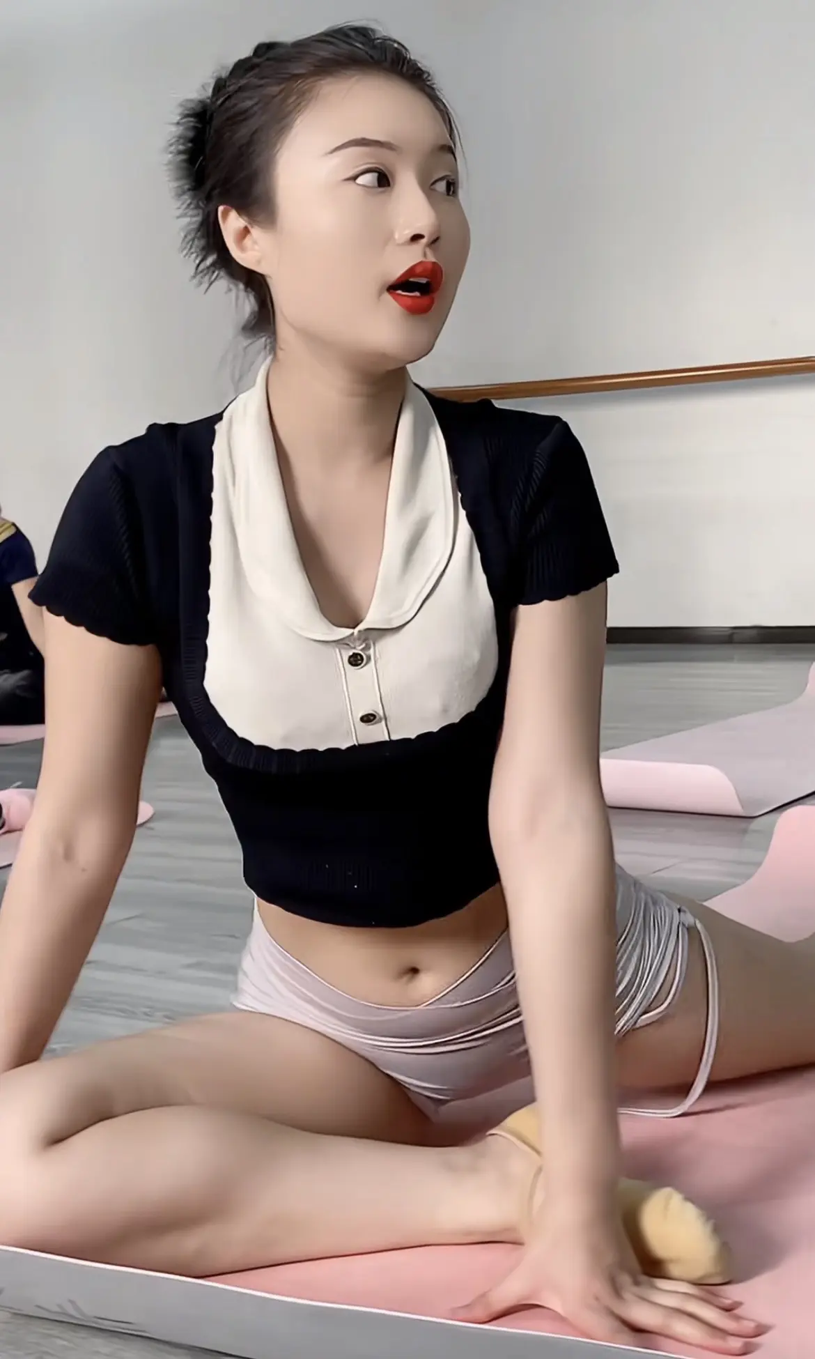 健身瑜伽 好身材练起来 健身女孩穿搭