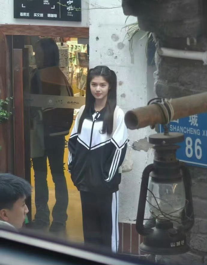 少女果然还得是少女来演！艾米新剧路透生图好漂亮，脸颊上的婴儿肥甚至都没褪去。艾米