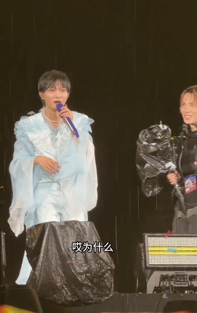 周深摄影师的标准也得嘴皮子溜吗周深被摄影师叫baby演唱会惊喜彩蛋上线，摄影师不