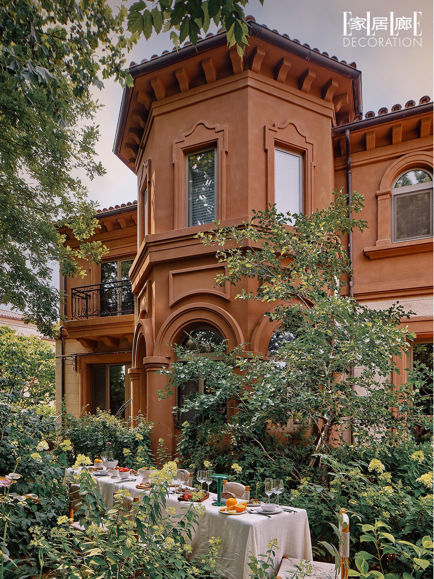 DECO八月刊霍思燕封面大片。演员 崇尚居所“内外无界”，将餐桌直接摆...