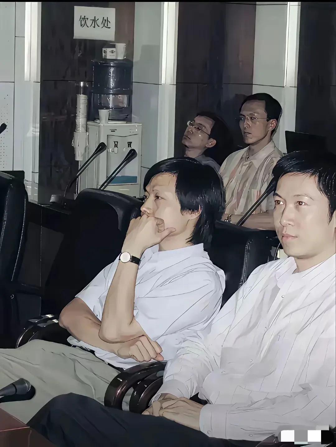 坐在雷军旁边这位大人物是谁？非常有气质