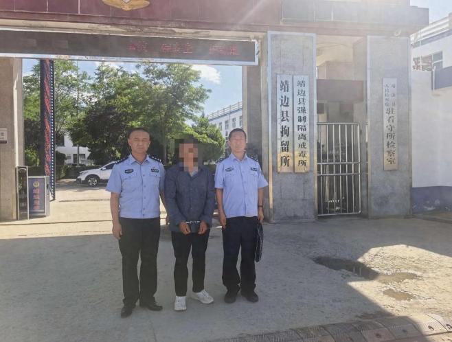 陕西靖边，一50多岁农民看一片“荒地”长了杂草，便开上四轮旋耕机轰轰烈烈翻了几天