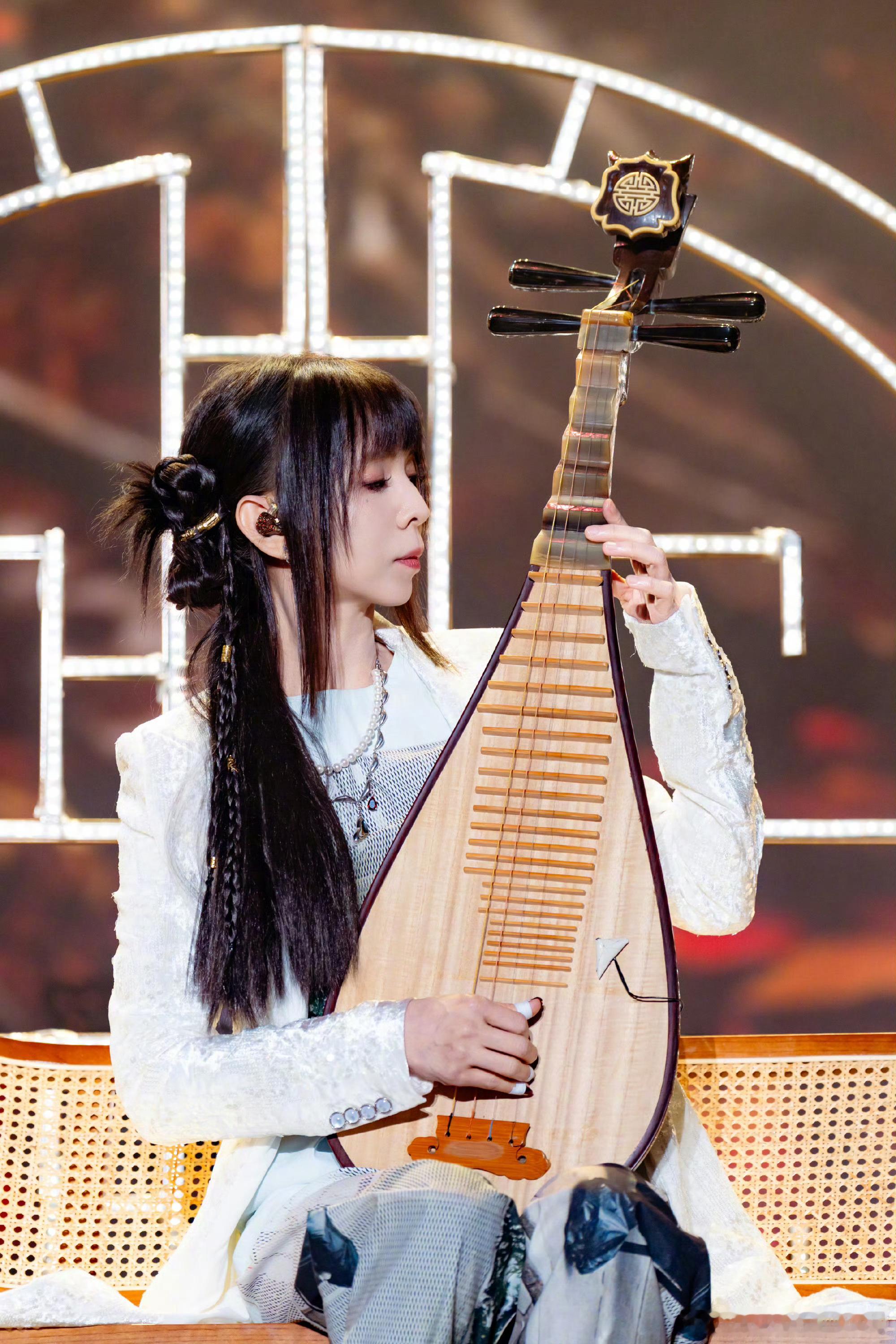 周传雄之前苦情歌现在撒狗粮震惊！情歌教父现场上演爱情现形记。当年唱《寂寞沙洲冷》