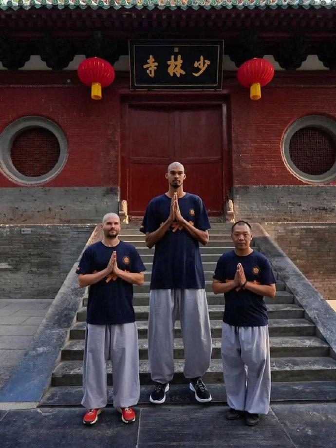 文班亚马的少林师父出名了。

毫无疑问，现在整个NBA联盟最火的球员就是文班。所