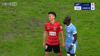 昨晚成都蓉城与河南队比赛的第13分钟，成都蓉城球员甘超对河南外援阿奇姆彭做出了闭