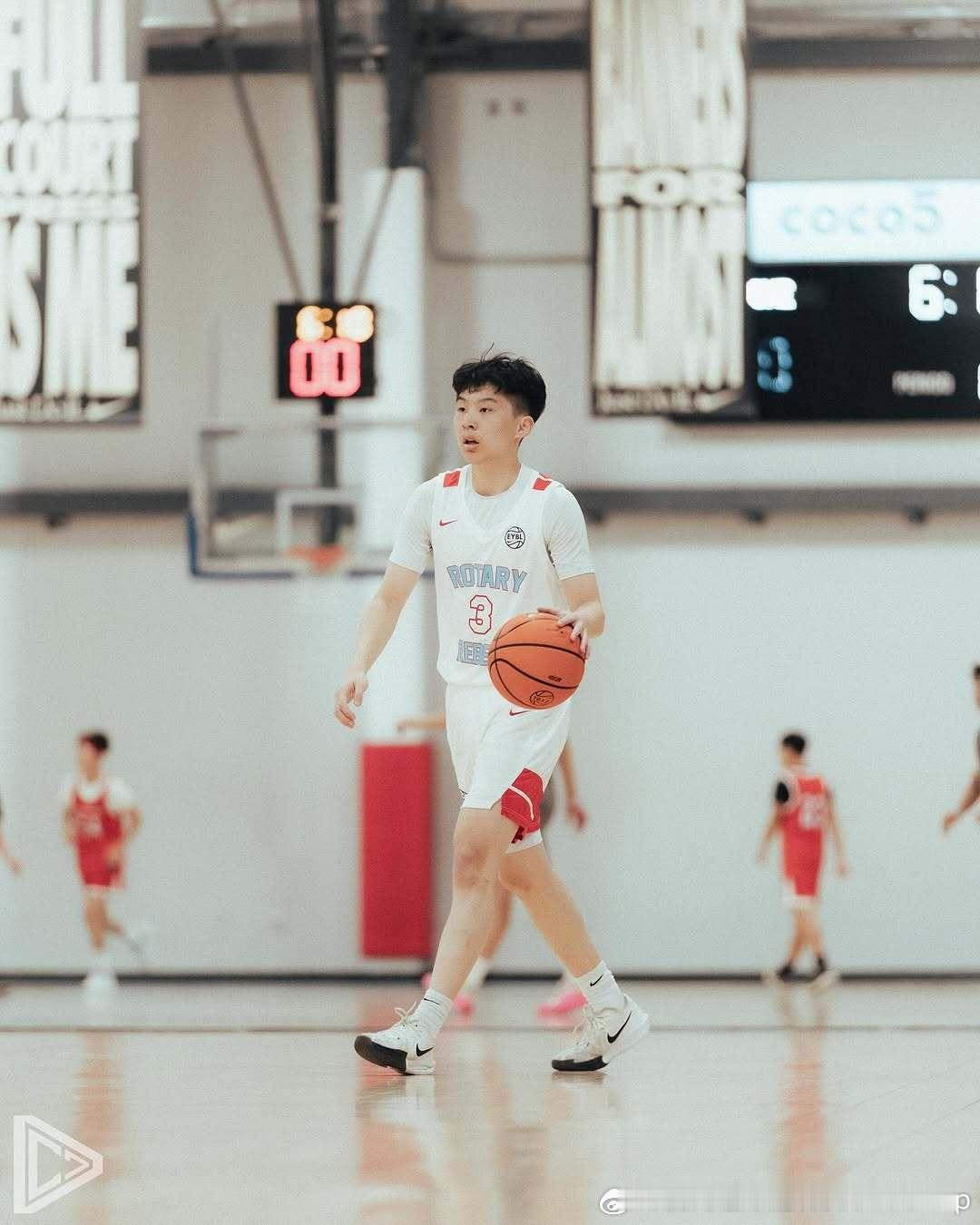 2028届华裔后卫孙瀚(Steven Sun) 在EYBL 15U组别进攻端球权