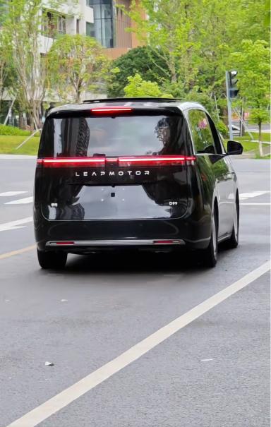一开始觉得买 MPV 没必要上顶配，直到坐进零跑 D99 旗舰版的实车，才感受到
