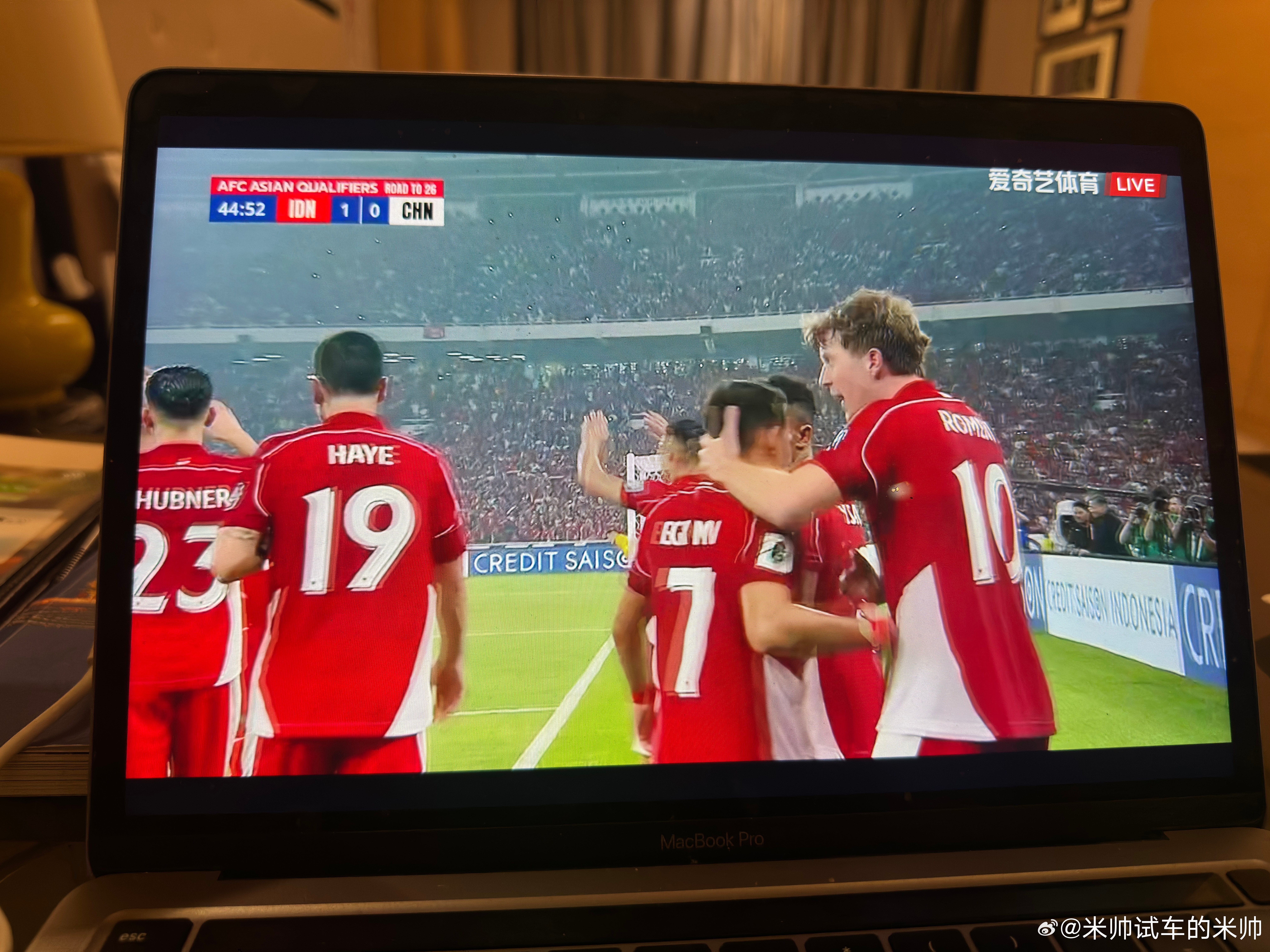 国足上半场的表现很好，进攻端很有优势！但无奈被判了点球，上半场0-1落后！另外一