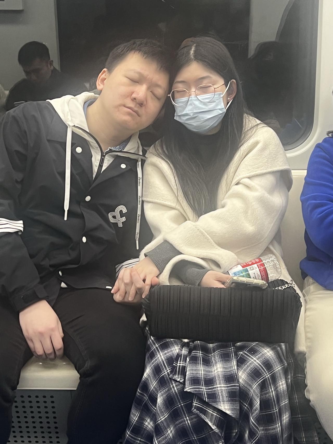 我经常安慰自己“一切都会好起来的”。有次工作项目搞砸，被领导批得很惨，当时觉得天