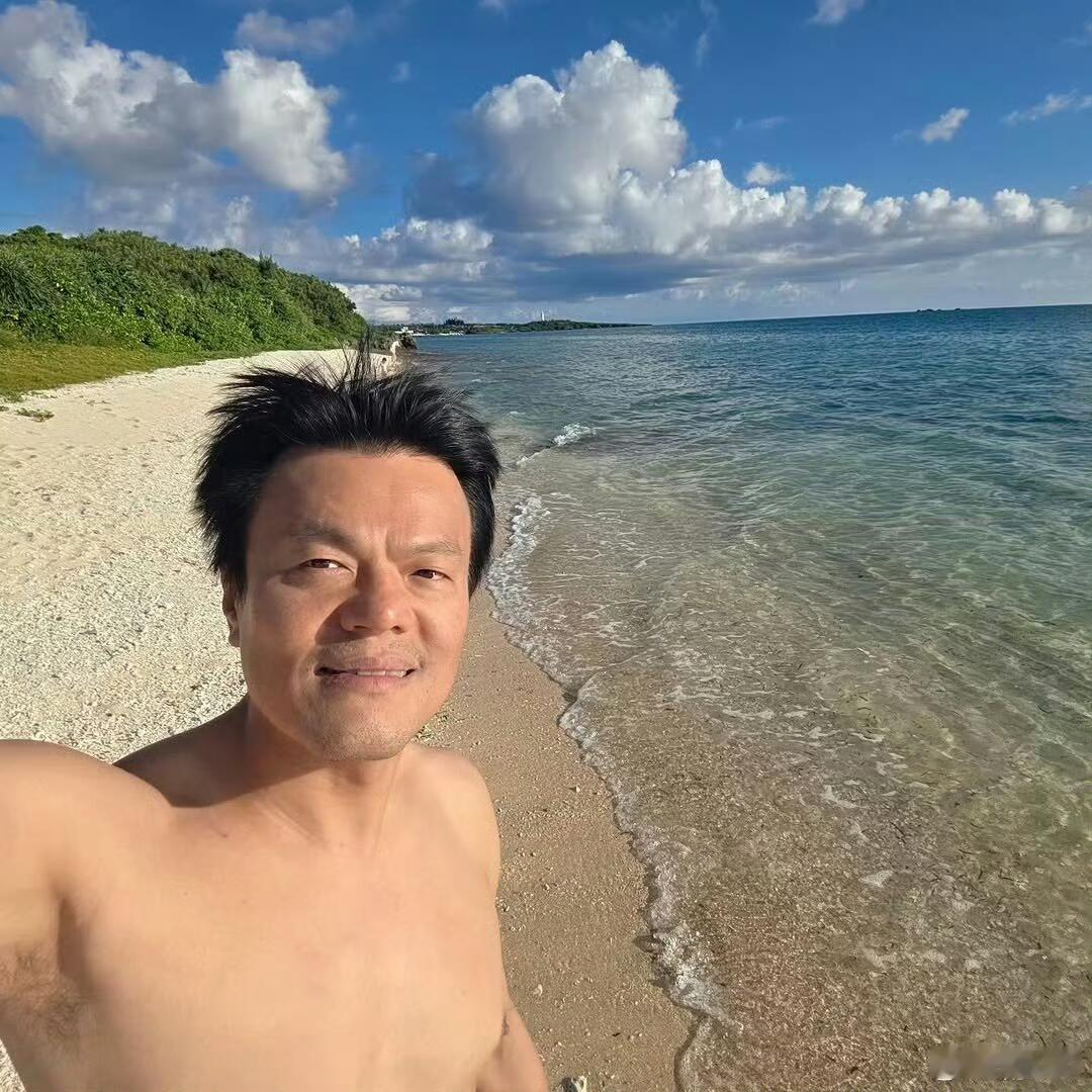 朴振英海边素颜自拍朴振英晒出海边素颜自拍，莫名有种想笑的冲动。朴振英海边自拍照 