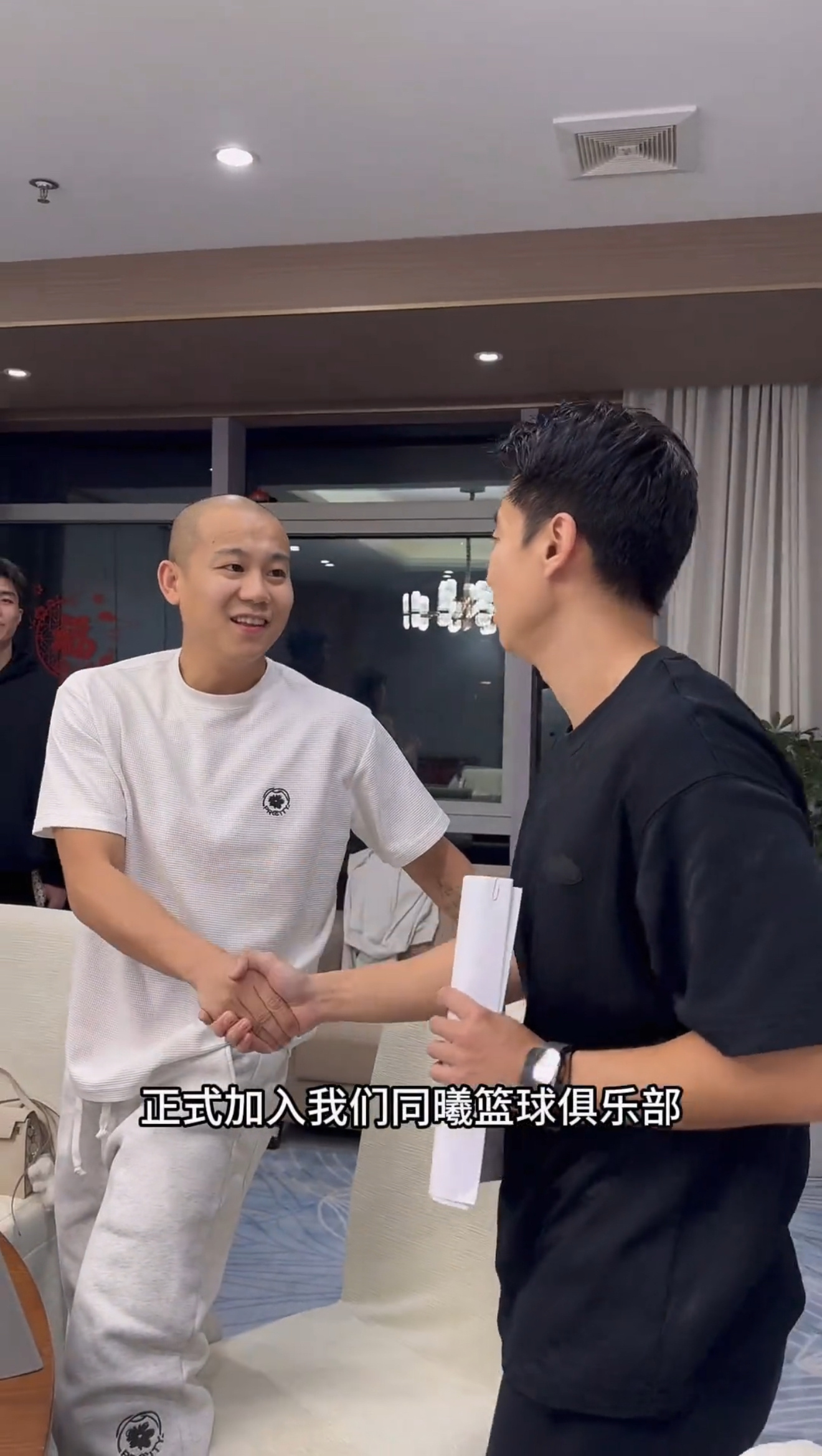 南京同曦与曹芳签下一份试训合同。据介绍，曹芳，1991年出生于北京，今年34岁，