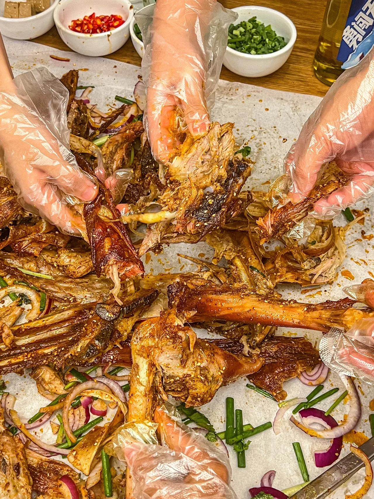 |真的是成都‼️秋天第一口烤全羊吃上了


我看说还在羡慕北方、内蒙古小伙伴可以