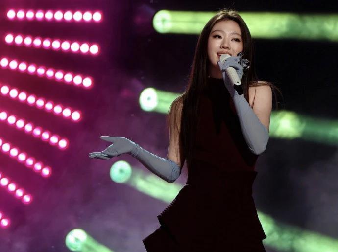 说句可能不好听的 
单依纯可能瓢了
不是歌唱的太好，也不是改李荣浩的没版本， 而