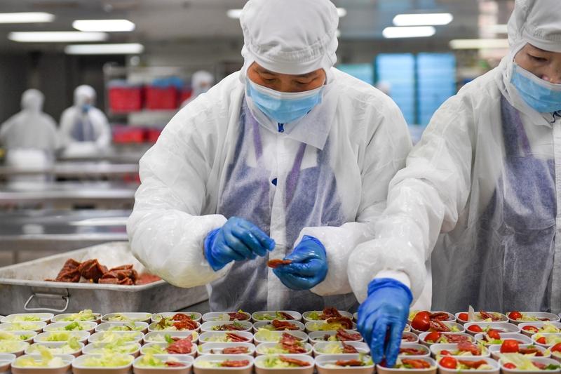 男人上班带饭压根不丢人。以前在一家外资企业，总部和维修车间分开，有香港来的经理级