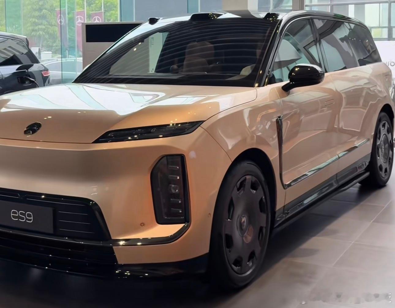 ES9不同车身颜色和不同镀铬搭配呈现出各种完全不同气场的表达金色+玄金套装+大饼