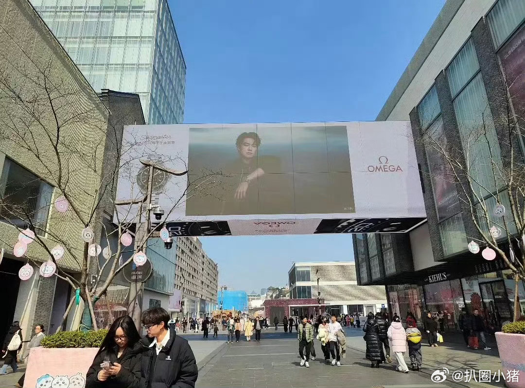 魏大勋欧米茄线下超大地广！！大勋好帅