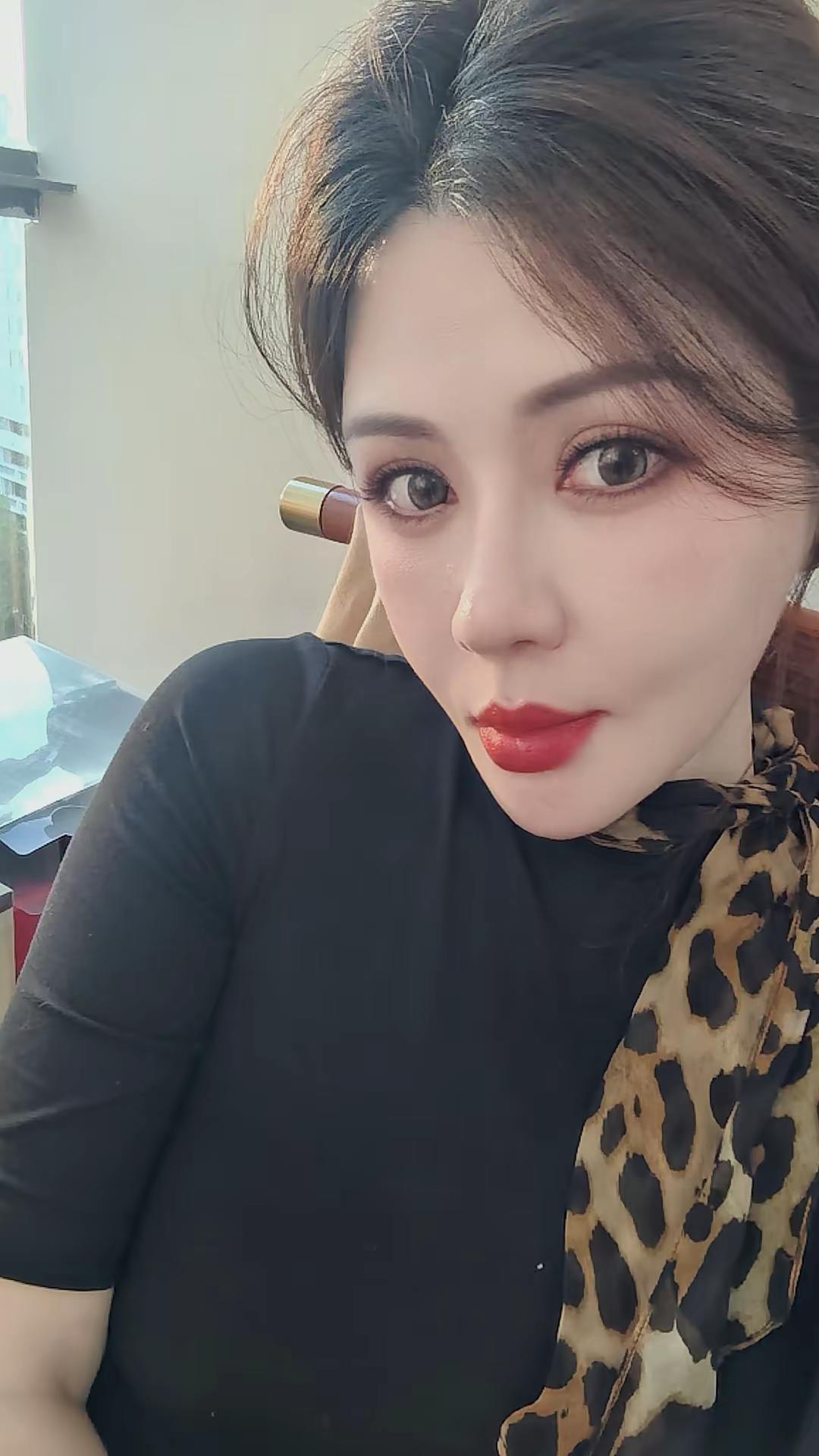 我不爱着谁，就爱我自己，越自私越获得爱，反而那些为了家庭牺牲自己的，最后只剩下感