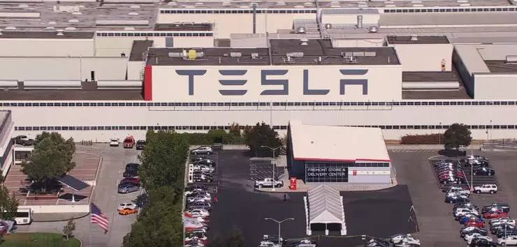 #做早饭时想# 特斯拉要启动三期，生产2.5万美元的车。这是好事，我相信这一天到