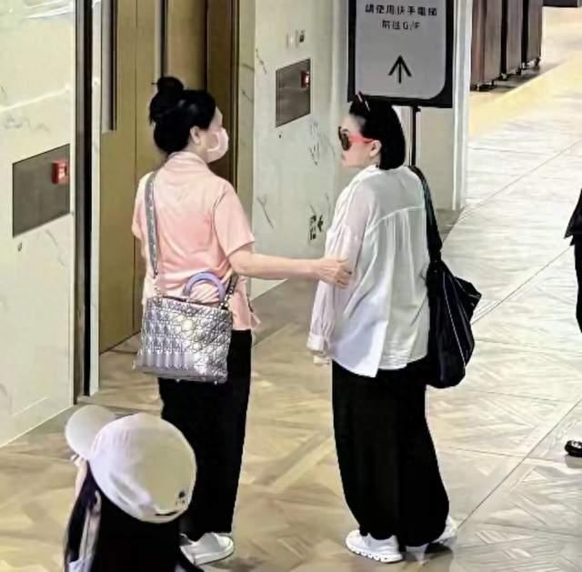 小S香港给84岁婆婆庆生，S妈穿名牌背迪奥很富态，具俊晔还在守墓