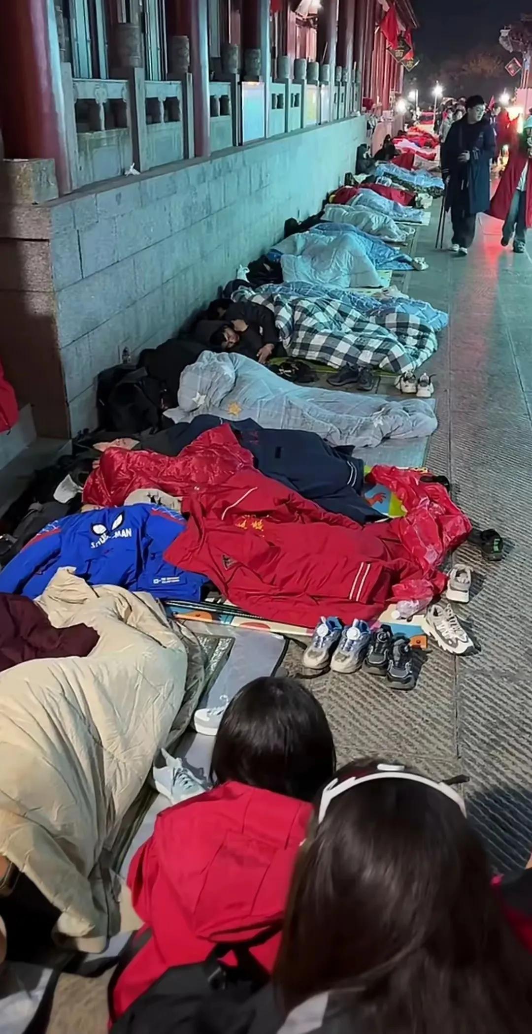 为看泰山明日出
头天晚上打地铺
气温只有五六℃
这番操作是何苦

（网图侵删）#