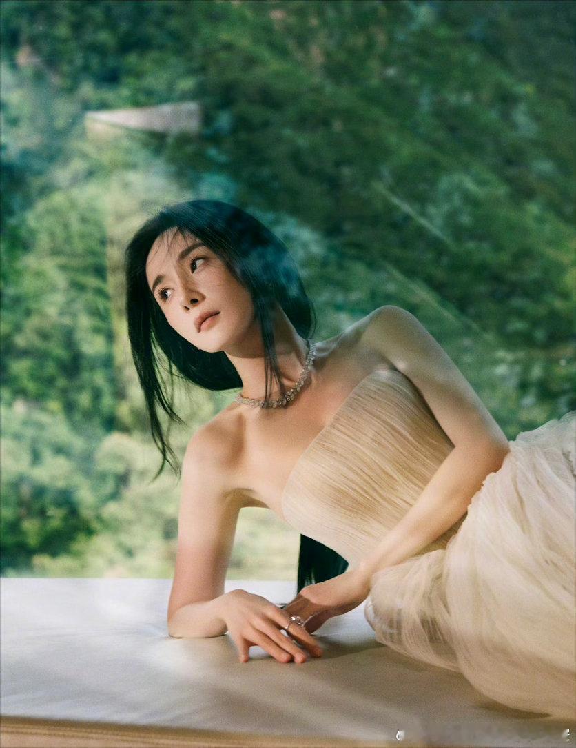 杨幂  🦊杨幂prada品牌代言人 走了那么远才发现，我们把最重要的东西留在了