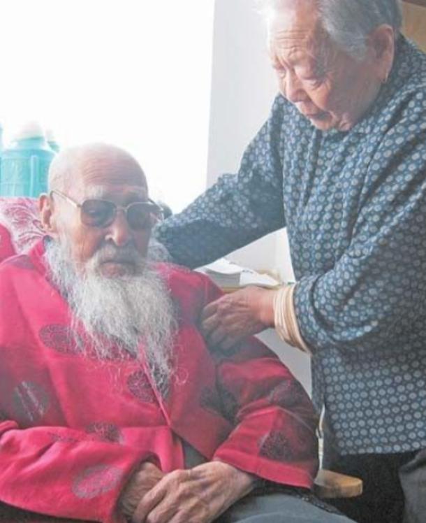 山东男寿星杨明运，从光绪23年活到2014年，一辈子快过了三个世纪，却一辈子无儿