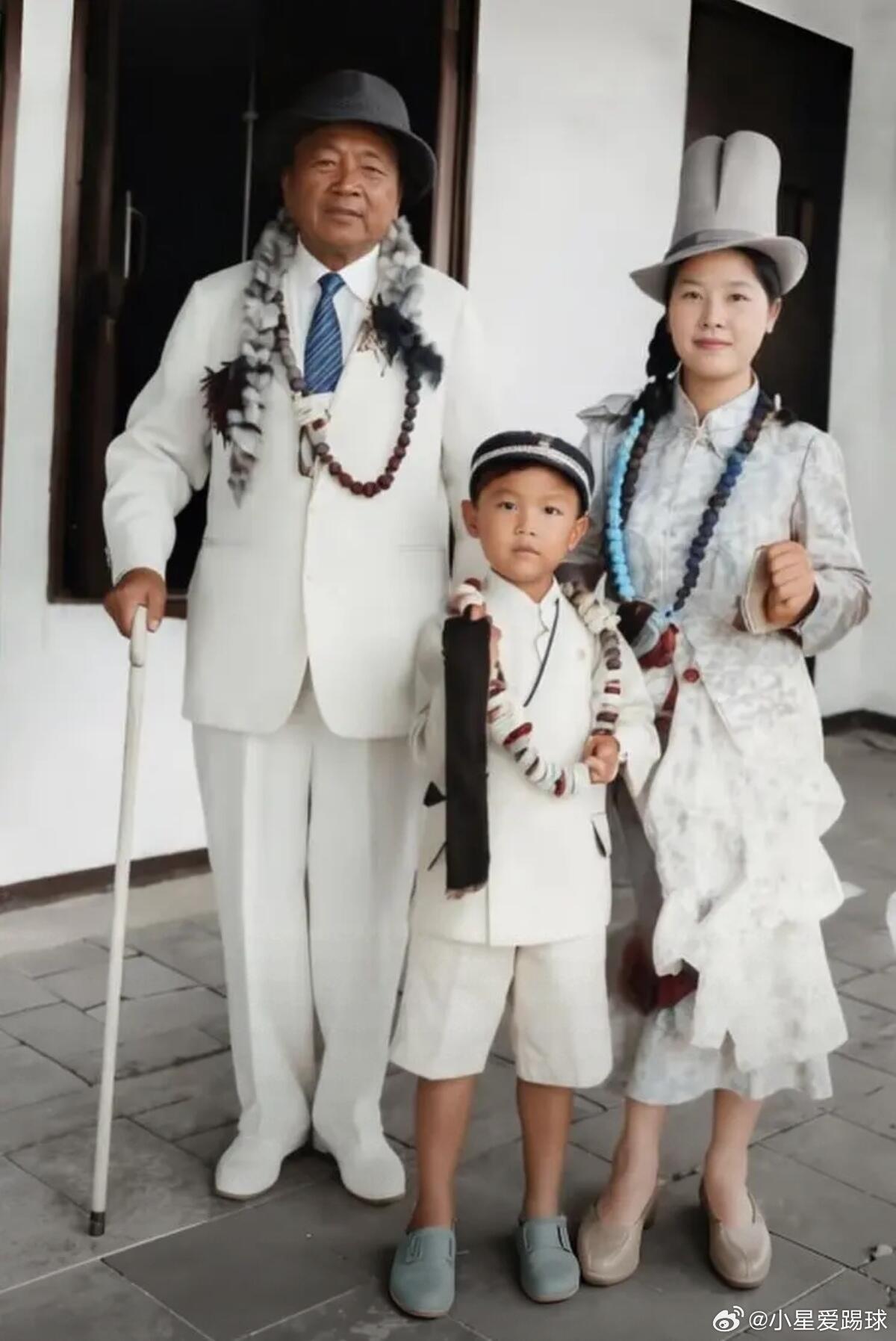1937年檀香山。杨虎城与妻子谢葆真并肩而立，幼子杨拯中依偎在父母身旁，一家三口