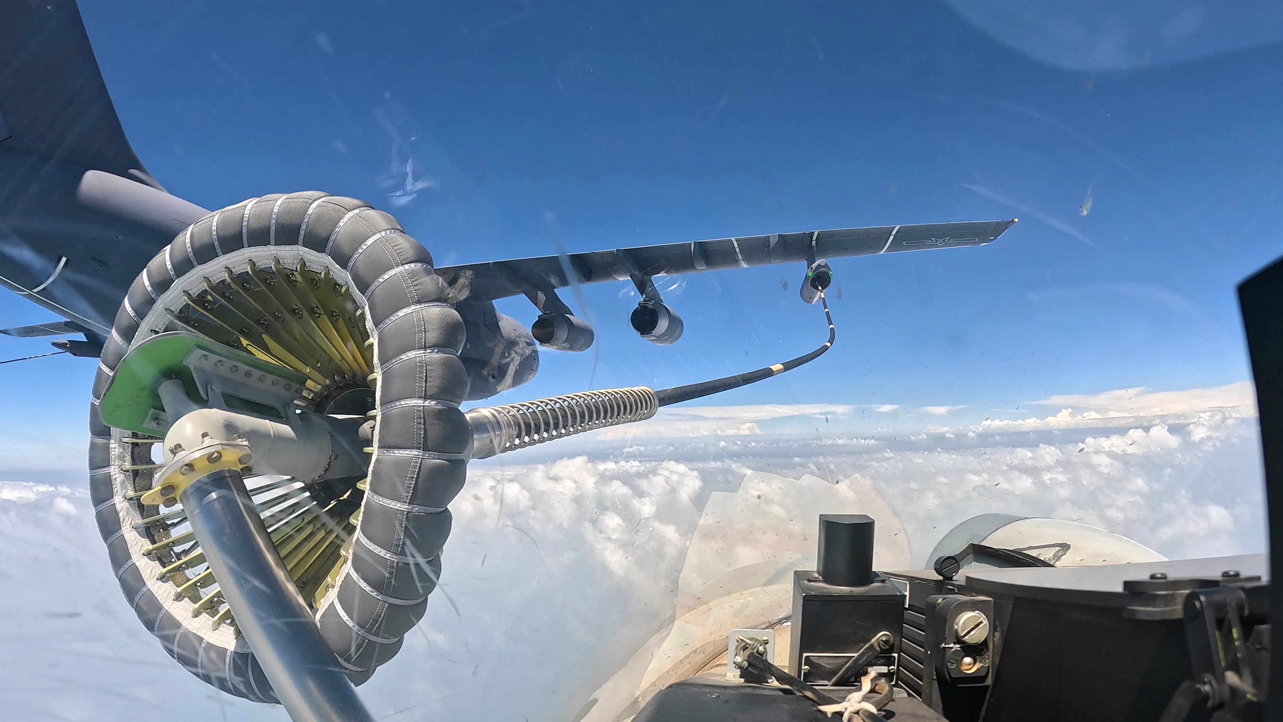 海军歼-15与YY-20A演练空中加油 ​​​