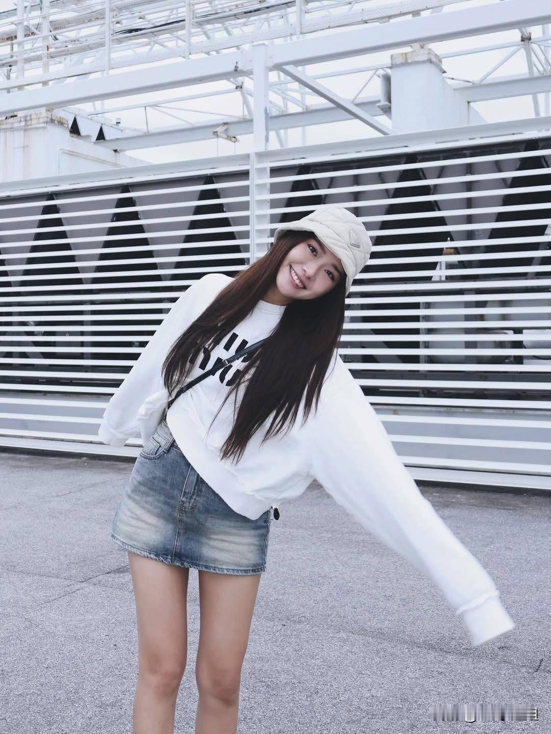 笑语盈盈处，白衣飘飘间。