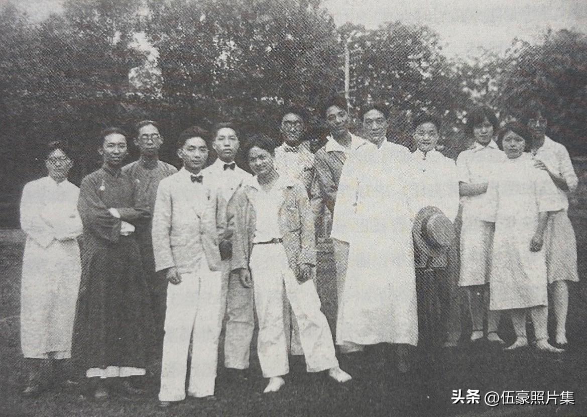 20世纪30年代，徐悲鸿与国立中央大学的学生们合影。1928-1937年执教中央