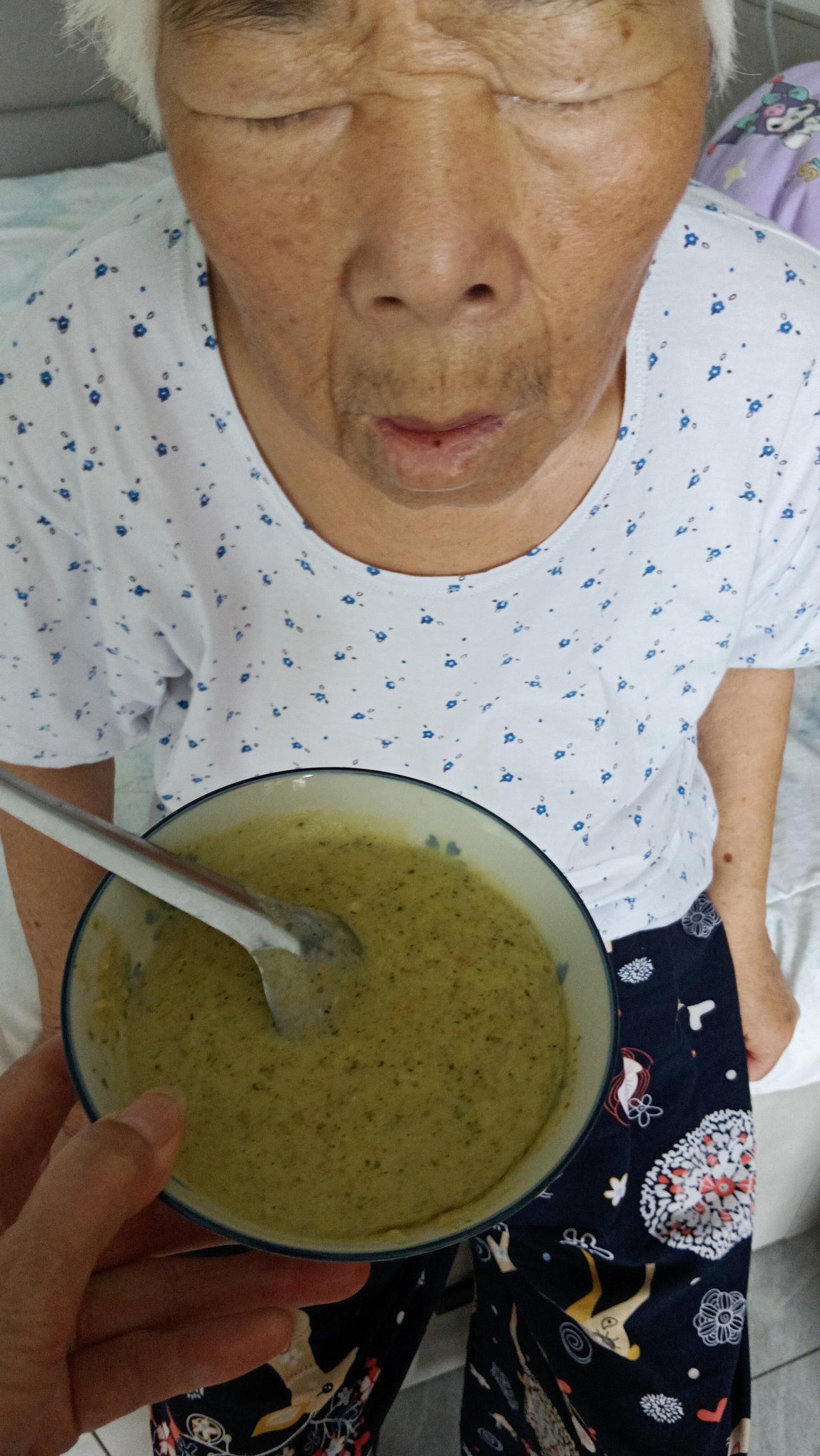 看到老人把饭吃得这么干净，真让人开心！今天的饭菜很合阿姨的胃口，她现在的食欲和精