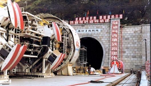 1997年，中国修建秦岭隧道时，找德国购买盾构机，德国鼻孔朝天：3.5亿一台，拒