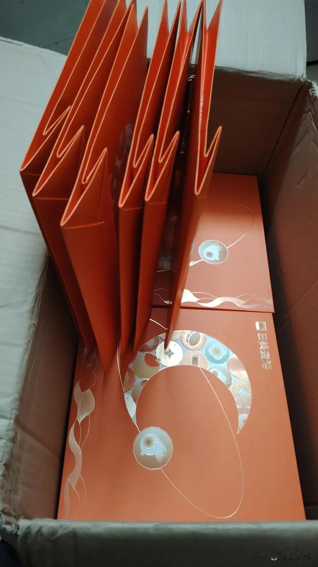 昨天老板不知道从哪里买了一箱月饼回来，说是要送给客户的。
每年中秋节和春节，我们
