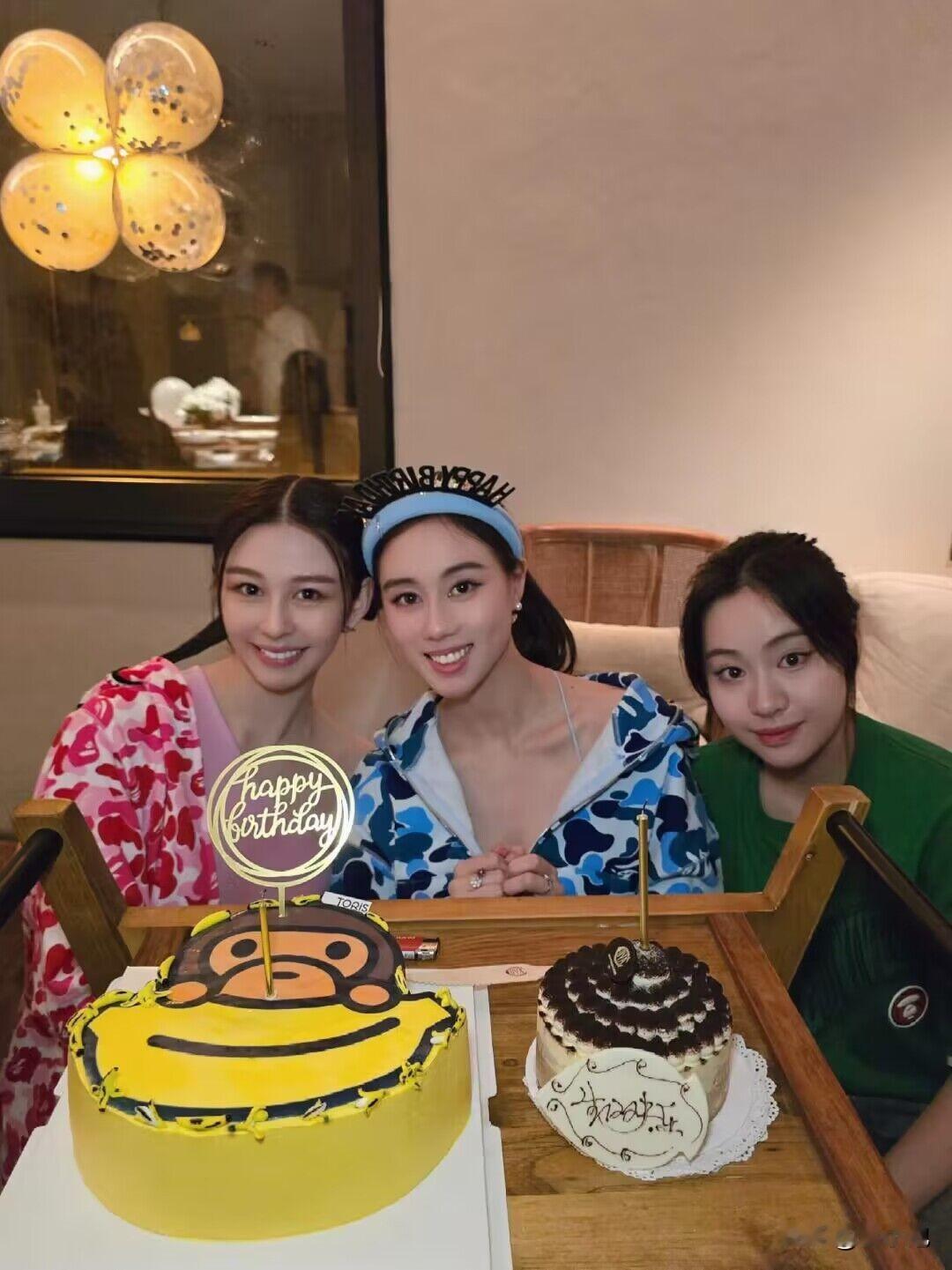 香港富二代小团体聚会，刘銮雄女儿被边缘化，纯纯一个路人。
邱淑贞的女儿沈月，赌王